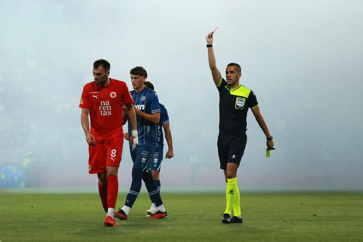 Milo&scaron; Gigović pokazuje crveni karton Anti Hrkaću/Foto: 