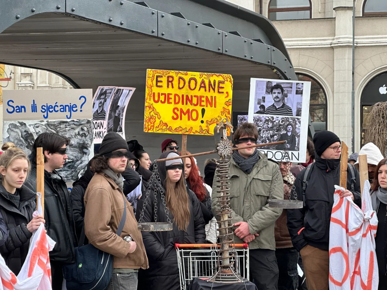 Protest, Sarajevo, tramvajska nesreća, performans, studenti Akademije likovne umjetnosti, kolege Erdoana Morankića/Amir Papić