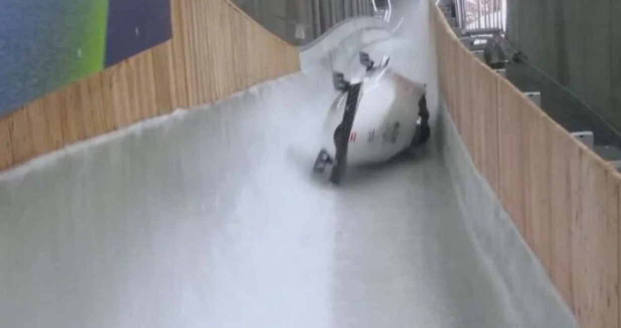 Austrijancima se bob prevnuo (FOTO: Screenshot/X)/Foto: 