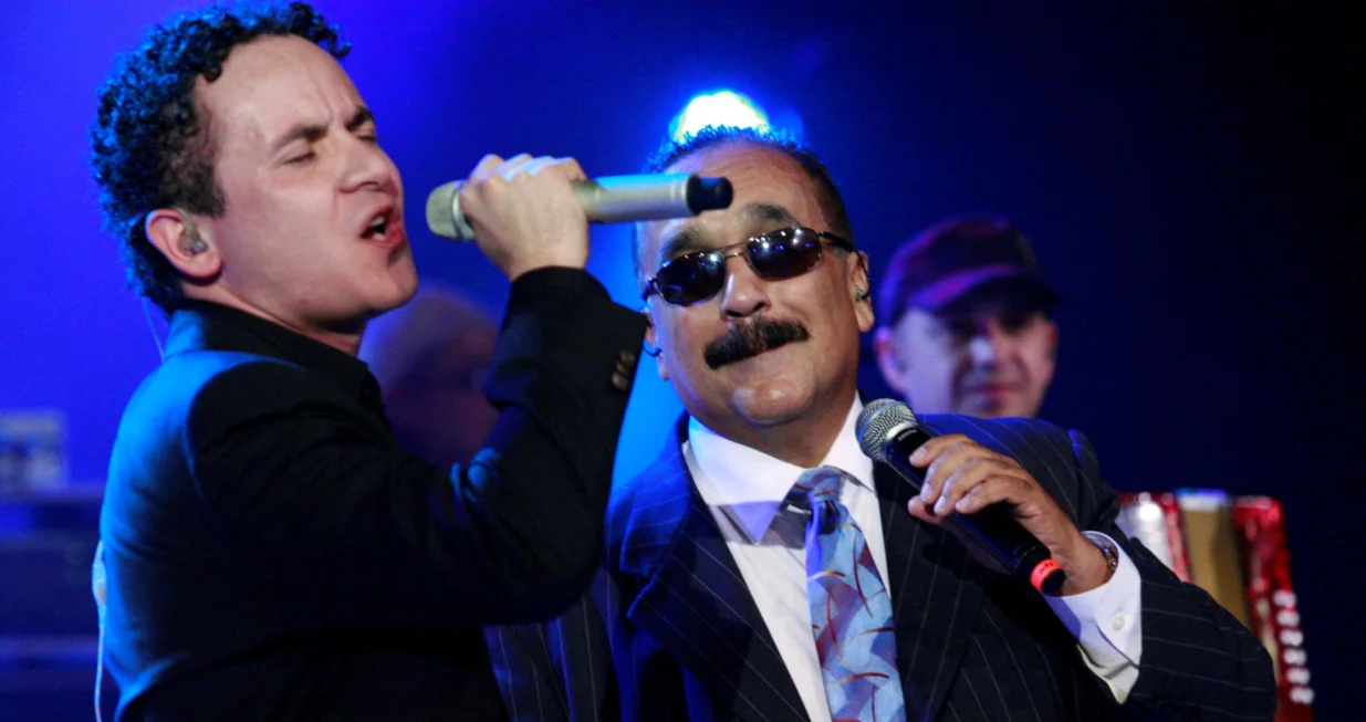 FILE PHOTO: Singer Fonseca (L) and trombonist Willie Colon perform during the Miss Colombia 2010 in Cartagena November 15, 2010. REUTERS/Jairo Castilla (COLOMBIA - Tags: ENTERTAINMENT SOCIETY)/File Photo/Stringer Colombia