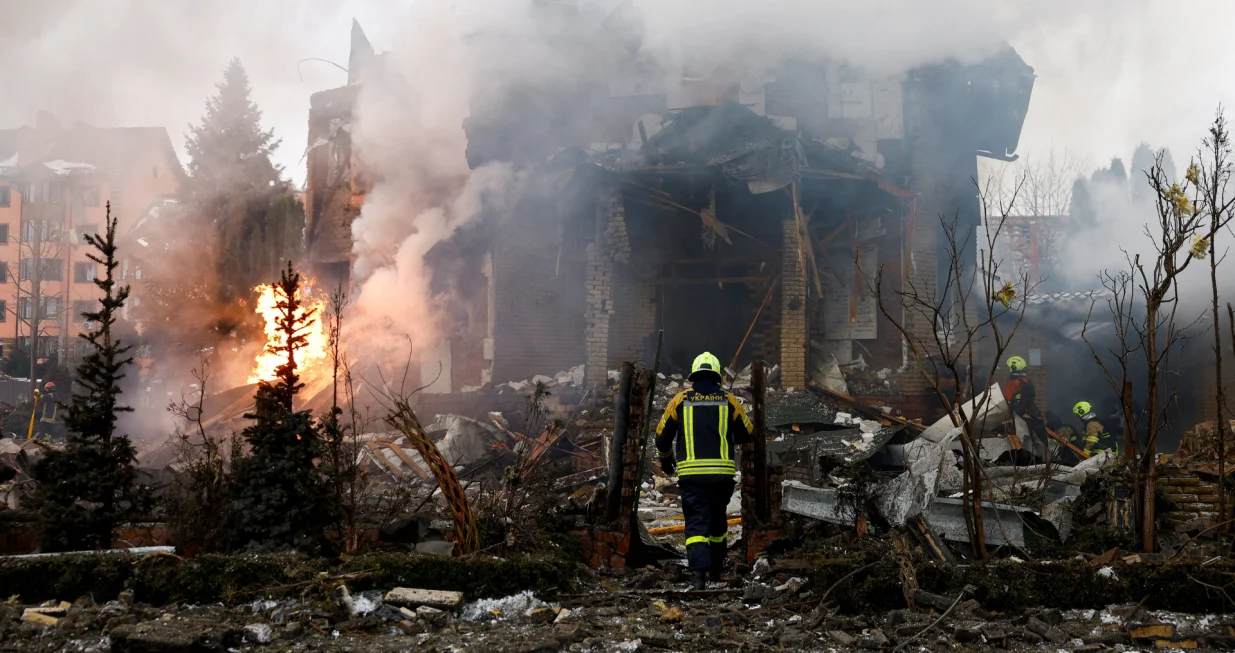 Firefighters work at the site of a residential building damaged during Russian drone and missile strikes, amid Russia's attack on Ukraine, in Kyiv, Ukraine, February 22, 2026. REUTERS/Valentyn Ogirenko  TPX IMAGES OF THE DAY/Valentyn Ogirenko