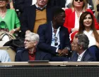 epa09980004 Former Arsenal manager Arsene Wenger (front C) and former Dutch international Clarence Seedorf with his wife Sophia Makramati (2nd row) on Court Philippe Chatrier watching Novak Djokovic of Serbia in the men's third round match against Aljaz Bedene of Slovenia during the French Open tennis tournament at Roland Garros in Paris, France, 27 May 2022. EPA/MOHAMMED BADRA/Foto: Mohammed Badra