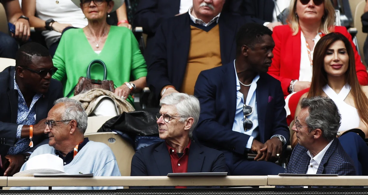 epa09980004 Former Arsenal manager Arsene Wenger (front C) and former Dutch international Clarence Seedorf with his wife Sophia Makramati (2nd row) on Court Philippe Chatrier watching Novak Djokovic of Serbia in the men's third round match against Aljaz Bedene of Slovenia during the French Open tennis tournament at Roland Garros in Paris, France, 27 May 2022. EPA/MOHAMMED BADRA/Foto: Mohammed Badra