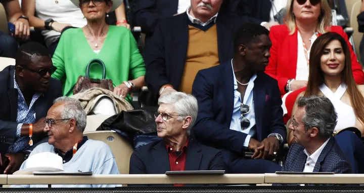 epa09980004 Former Arsenal manager Arsene Wenger (front C) and former Dutch international Clarence Seedorf with his wife Sophia Makramati (2nd row) on Court Philippe Chatrier watching Novak Djokovic of Serbia in the men's third round match against Aljaz Bedene of Slovenia during the French Open tennis tournament at Roland Garros in Paris, France, 27 May 2022. EPA/MOHAMMED BADRA/Foto: Mohammed Badra