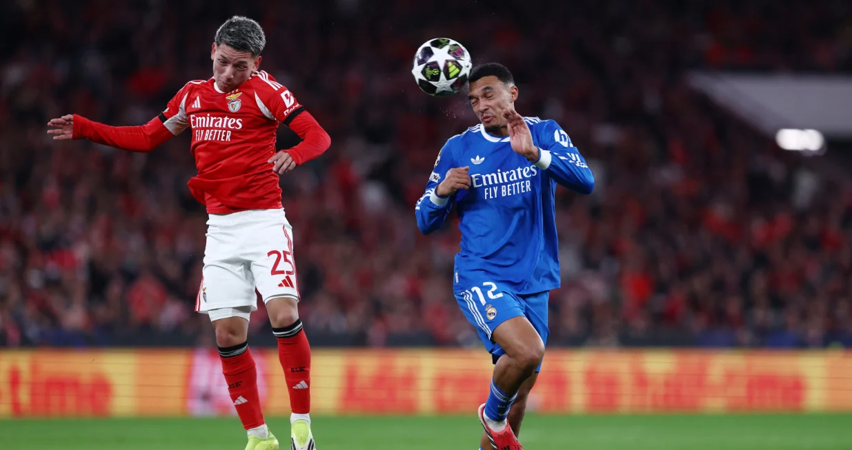 Soccer Football - UEFA Champions League - Play Off - First Leg - Benfica v Real Madrid - Estadio da Luz, Lisbon, Portugal - February 17, 2026 Real Madrid's Trent Alexander-Arnold in action with Benfica's Gianluca Prestianni REUTERS/Rodrigo Antunes/Foto: Rodrigo Antunes