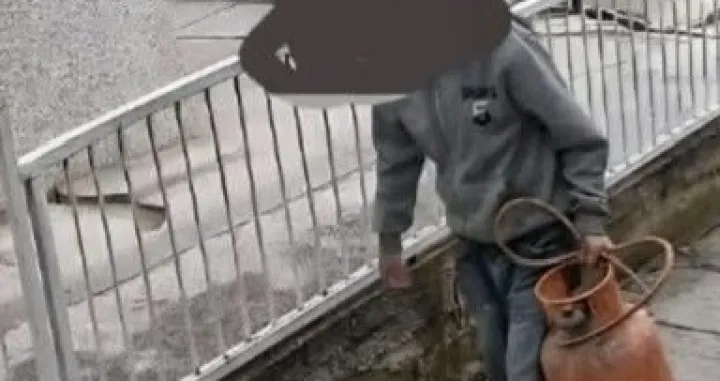 Mu&scaron;karac hoda sa plinskom bocom u namjeri da je zapali/Crna Hronika