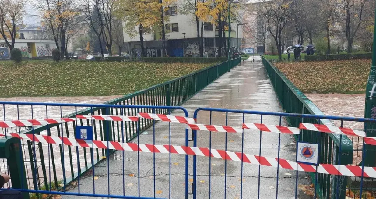 Općina Novo Sarajevo raspisala je javni oglas za izradu projektne dokumentacije za ru&scaron;enje pje&scaron;ačkog mosta "Bristol" preko rijeke Miljacke, koji se nalazi na Vilsonovom &scaron;etali&scaron;tu, u neposrednoj blizini nekada&scaron;njeg hotela Bristol/