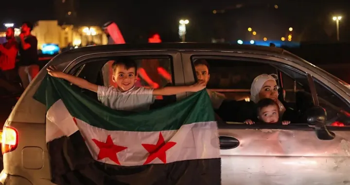 POGLED U NOVU BUDUCNOST: Ljudi slave na trgu Omeyyad u Damasku nakon odluke predsjednika Donalda Trumpa da ukine sankcije Siriji/