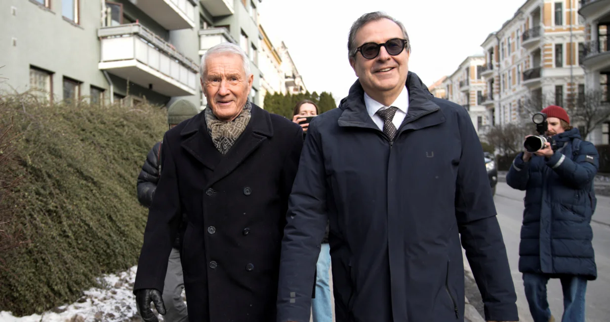 Members of the National Authority for Investigation and Prosecution of Economic and Environmental Crime search Thorbjorn Jagland's apartment building as he walks with his lawyer Anders Brosveet, in Frogner, Oslo, Norway, February 12, 2026. NTB/Stian Lysberg Solum via REUTERS ATTENTION EDITORS - THIS IMAGE WAS PROVIDED BY A THIRD PARTY. NORWAY OUT. NO COMMERCIAL OR EDITORIAL SALES IN NORWAY./Stian Lysberg Solum