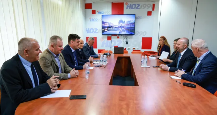 Lideri pet hrvatskih stranaka sa Johnom Ginkelom u Mostaru//