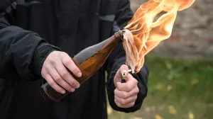 Molotovljev koktel/Ilustracija/Shutterstock//