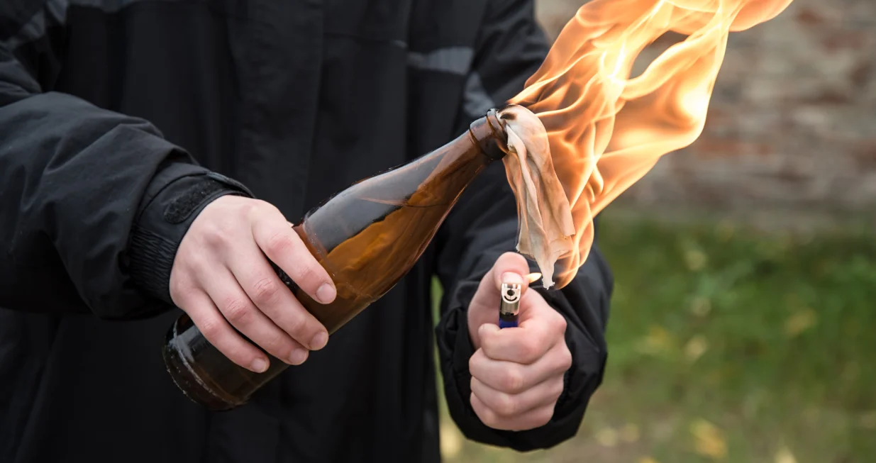 Molotovljev koktel/Ilustracija/Shutterstock//