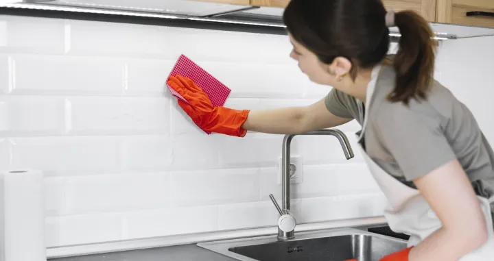 Prirodni sprej će očistiti pločice u kuhinji//