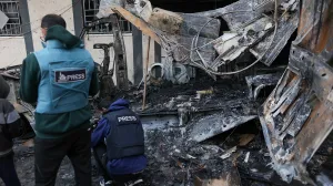 Pet novinara kanala "Al-Quds Today" ubijeno je u četvrtak rano ujutru kada je u izraelskom zračnom napadu pogođen njihov kombi u blizini bolnice Al-Awda u izbjegličkom kampu Nuseirat u Pojasu Gaze. Kako su kazali palestinski zvaničnici, novinari su pratili dešavanja u bolnici kada je pogođeno vozilo, koje je bilo velikim crvenim slovima označeno natpisom "PRESS"/Hassan Jedi