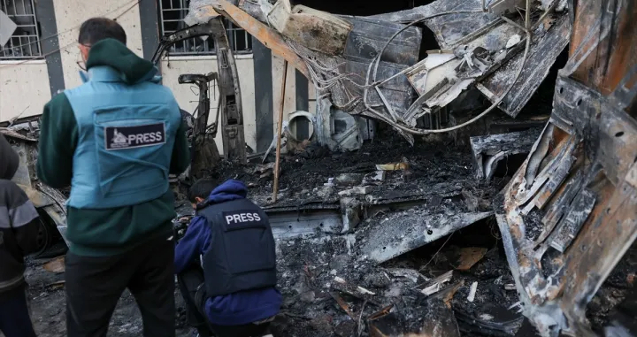 Pet novinara kanala "Al-Quds Today" ubijeno je u četvrtak rano ujutru kada je u izraelskom zračnom napadu pogođen njihov kombi u blizini bolnice Al-Awda u izbjegličkom kampu Nuseirat u Pojasu Gaze. Kako su kazali palestinski zvaničnici, novinari su pratili de&scaron;avanja u bolnici kada je pogođeno vozilo, koje je bilo velikim crvenim slovima označeno natpisom "PRESS"/Hassan Jedi