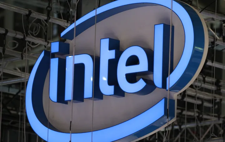 epa08562754 (FILE) - The logo of US semi conductor and computer chip producer Intel seen at the company booth at the CeBIT computer fair in Hanover, northern Germany, 11 June 2018 (reissued 23 July 2020). Intel on 23 July 2020 released their 1st quarter 2020 results, saying 1st quarter revenue stood at 19.8 billion USD, up 23 per cent year-over-year. Intel said they expect 2nd quarter revenue of 18.5 billion USD. EPA/FOCKE STRANGMANN *** Local Caption *** 54399801/Focke Strangmann