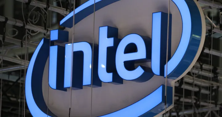 epa08562754 (FILE) - The logo of US semi conductor and computer chip producer Intel seen at the company booth at the CeBIT computer fair in Hanover, northern Germany, 11 June 2018 (reissued 23 July 2020). Intel on 23 July 2020 released their 1st quarter 2020 results, saying 1st quarter revenue stood at 19.8 billion USD, up 23 per cent year-over-year. Intel said they expect 2nd quarter revenue of 18.5 billion USD. EPA/FOCKE STRANGMANN *** Local Caption *** 54399801/Focke Strangmann