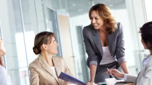 Poslovna žena, kancelarija, žene, rad, uspjeh, predanost/Društvene Mreže