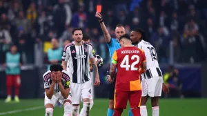 Soccer Football - UEFA Champions League - Play Off - Second Leg - Juventus v Galatasaray - Allianz Stadium, Turin, Italy - February 25, 2026 Juventus' Lloyd Kelly is shown a red card by referee Joao Pinheiro REUTERS/Guglielmo Mangiapane/Foto: Guglielmo Mangiapane