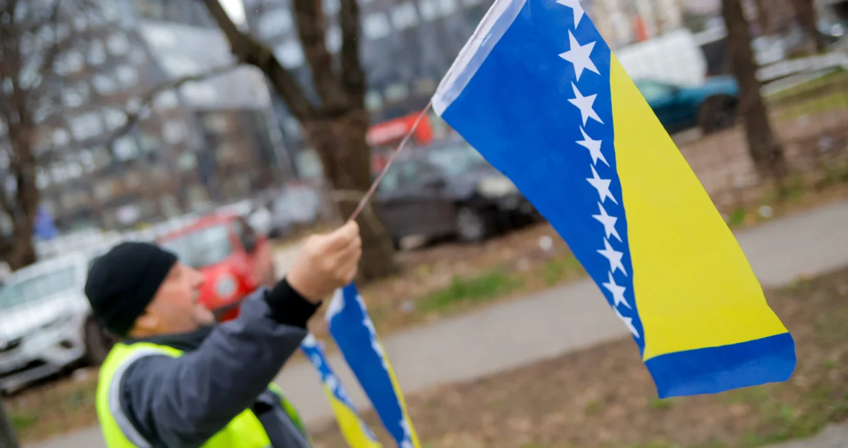 Postavljanje zastava uoci 1. marta/Damir Deljo