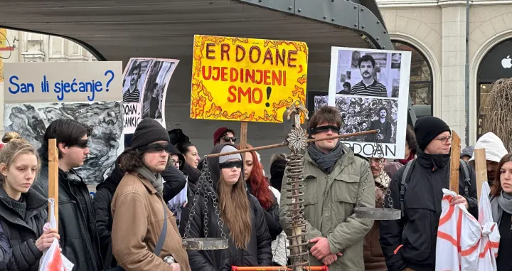 Protest, Sarajevo, tramvajska nesreća, performans, studenti Akademije likovne umjetnosti, kolege Erdoana Morankića/Amir Papić