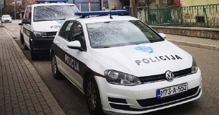 Policija ispred jedne od &scaron;kola u Mostaru/