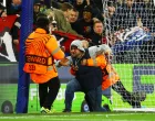 Soccer Football - UEFA Conference League - Play Off - Second Leg - Crystal Palace v Zrinjski Mostar - Selhurst Park, London, Britain - February 26, 2026 A pitch invader is detained by stewards Action Images via Reuters/Matthew Childs/Foto: Matthew Childs