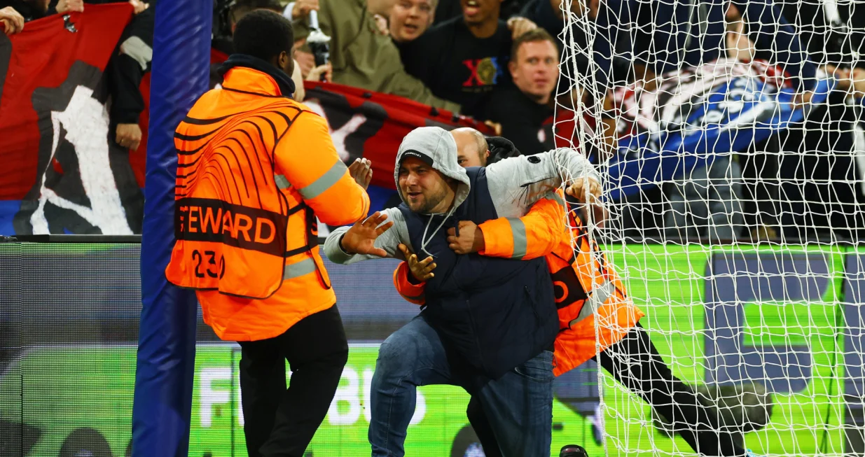 Soccer Football - UEFA Conference League - Play Off - Second Leg - Crystal Palace v Zrinjski Mostar - Selhurst Park, London, Britain - February 26, 2026 A pitch invader is detained by stewards Action Images via Reuters/Matthew Childs/Foto: Matthew Childs