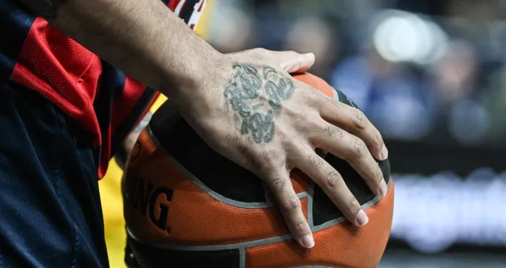 epa10390929 Pierra Henry of Baskonia in action during the Euroleague Basketball match between Alba Berlin and Saski Baskonia, in Berlin, Germany, 05 January 2023. EPA/FILIP SINGER/Foto: Filip Singer