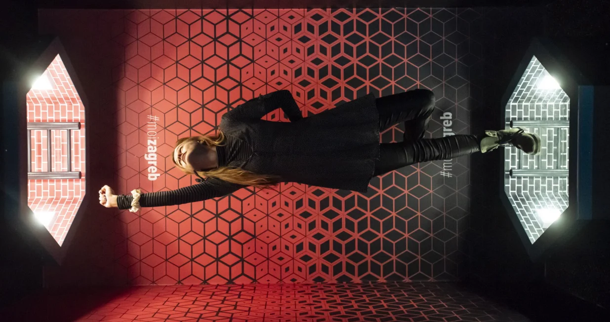 Muzej iluzija i neki od izlozenih eksponata.Na fotografiji: Klara Carevski./Darko Tomas