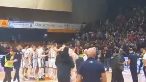 Naši igrači sa navijačima proslavili pobjedu protiv Švicarske (FOTO: Screenshot)/Foto: 