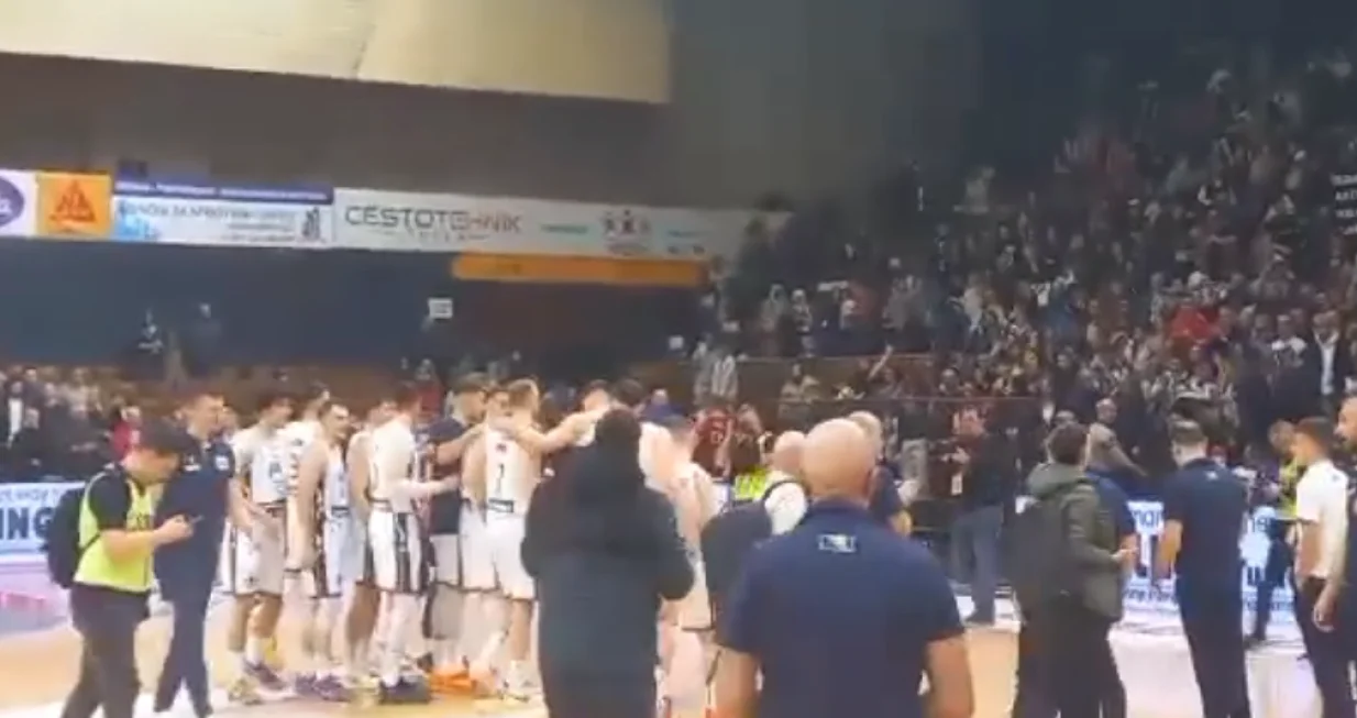 Na&scaron;i igrači sa navijačima proslavili pobjedu protiv &Scaron;vicarske (FOTO: Screenshot)/Foto: 