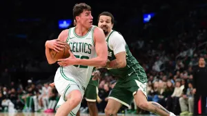 Feb 1, 2026; Boston, Massachusetts, USA; Boston Celtics center Luka Garza (52) drives to the basket while Milwaukee Bucks guard Cole Anthony (50) defends during the second half at TD Garden. Mandatory Credit: Bob DeChiara-Imagn Images/Foto: Bob Dechiara