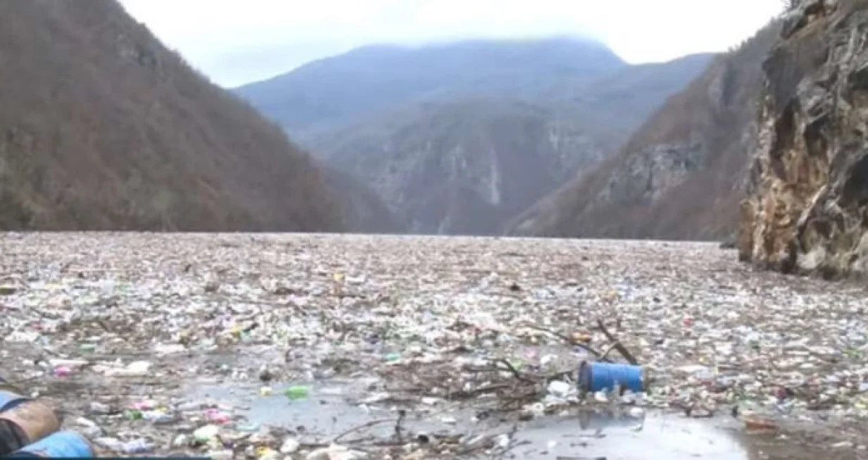 Smeće zatrpalo Drinu/Printscreen/RTRS//