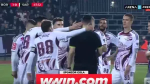 Igrači Sarajeva okružili Kukića/Foto: 