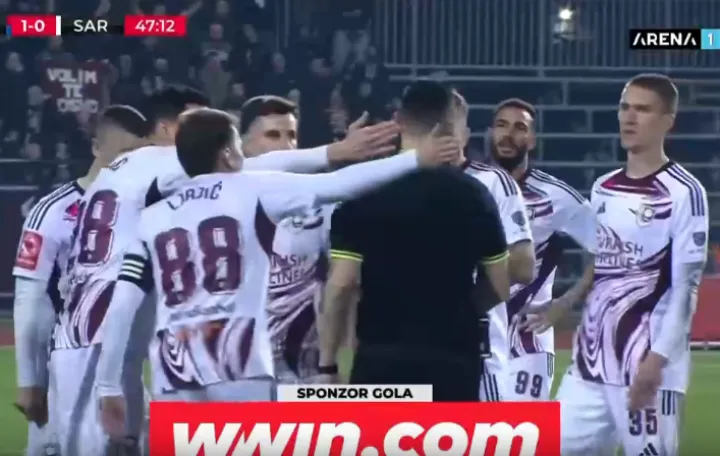 Igrači Sarajeva okružili Kukića/Foto: 