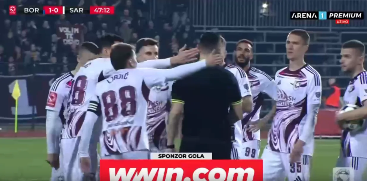 Igrači Sarajeva okružili Kukića/Foto: 