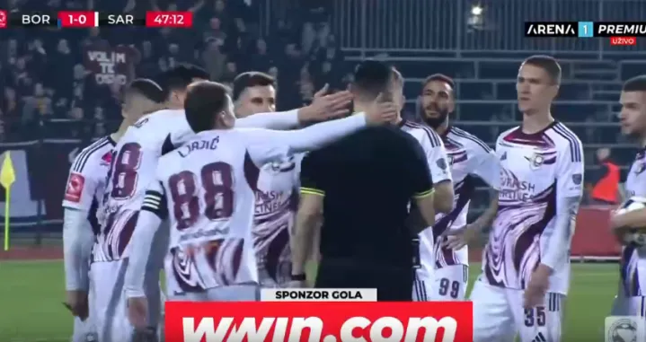 Igrači Sarajeva okružili Kukića/Foto: 