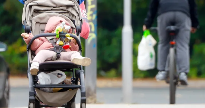 Ilustracija bebe kolica/Damir Deljo