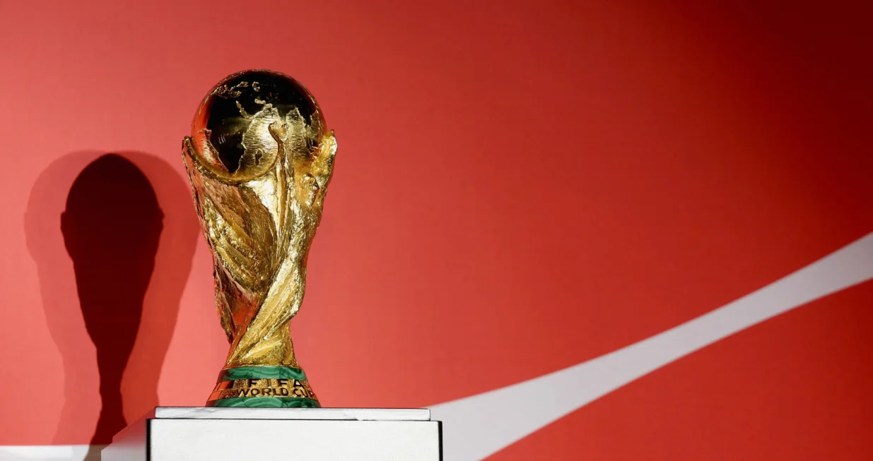The FIFA World Cup 2026 trophy is displayed during a ceremony marking the trophy's world tour at the Corferias convention center, in Bogota, Colombia February 15, 2026. REUTERS/Luisa Gonzalez/Foto: Luisa Gonzalez