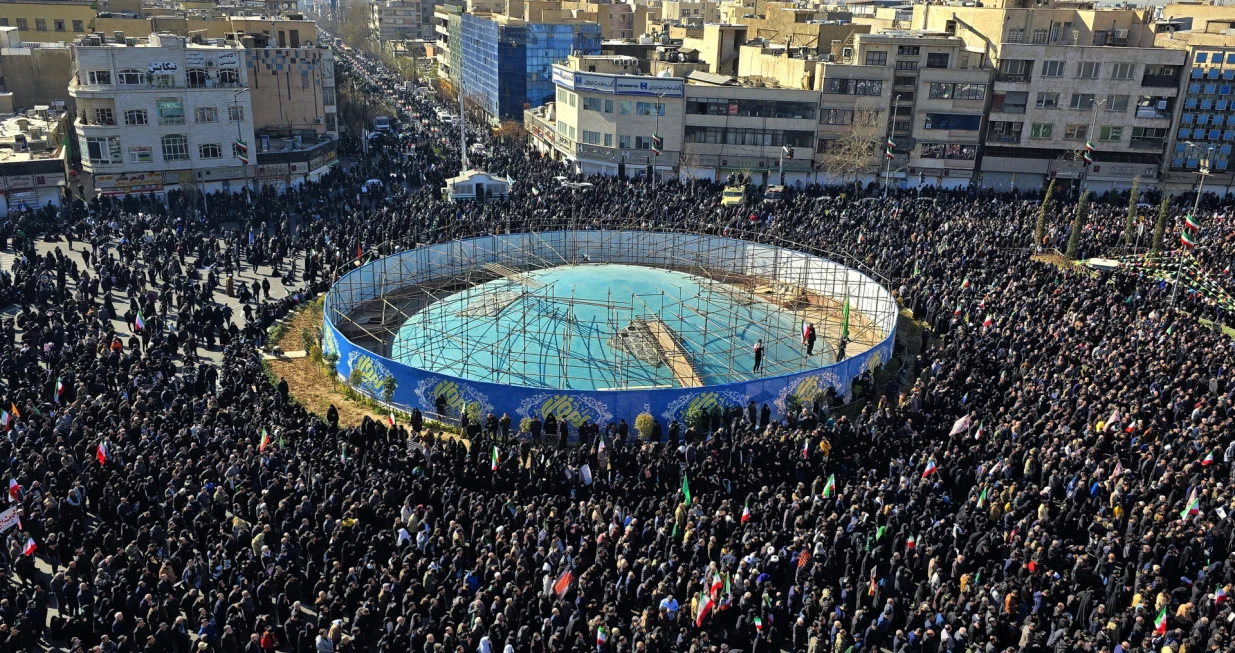 TEHERAN, IRAN, 1. MART: Demonstranti maЕЎu iranskim zastavama i drЕѕe transparente dok skandiraju slogane protiv SAD-a i Izraela tokom masovnog skupa koji se okuplja na Trgu Revolucijae u Teheranu, nakon objave da je iranski voД'a ajatolah Ali Khamenei ubijen u ameriДЌko-izraelskim napadima. (Fatemeh Bahrami - Anadolu Agency)/