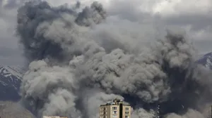 TEHERAN, IRAN - 1. MART: Dim se diЕѕe iznad podruДЌja koja su bila meta napada. Zgrada Radiodifuzne sluЕѕbe Islamske Republike Iran (IRIB) nakon ЕЎto su iranske vlasti saopЕЎtile da je bila meta napada, dok je iranska vojska objavila da je pokrenula nove napade na ameriДЌke i izraelske ciljeve. (Fatemeh Bahrami - Anadolu Agency)/