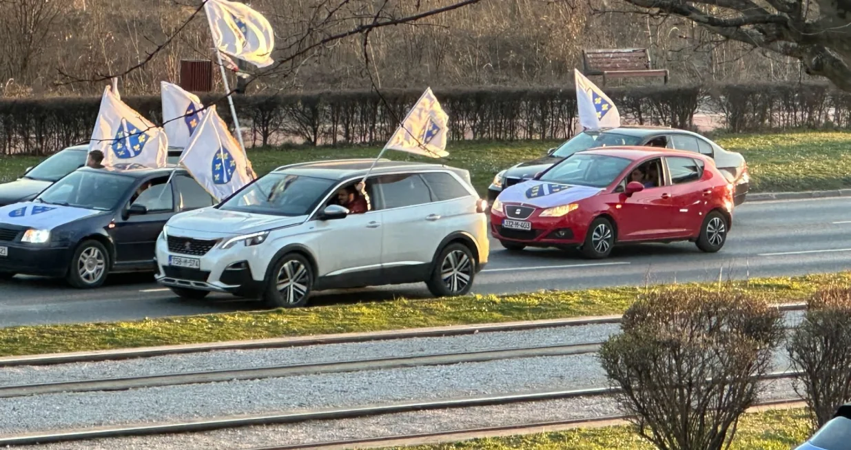 Kolona vozila/Amir Papić/Oslobođenje/