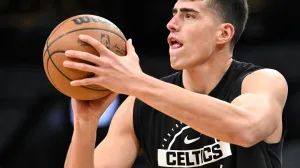 Dec 2, 2025; Boston, Massachusetts, USA; Boston Celtics center Luka Garza (52) takes a shot during warmups before a game against the New York Knicks at the TD Garden. Mandatory Credit: Brian Fluharty-Imagn Images/Foto: Brian Fluharty