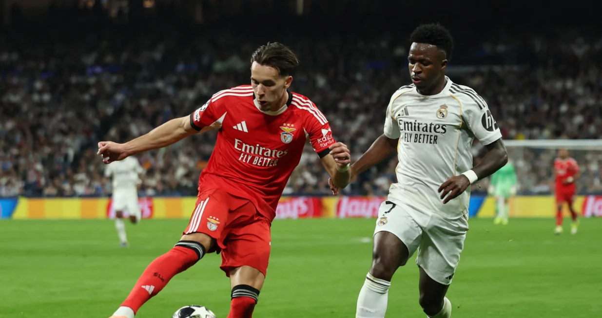 Soccer Football - UEFA Champions League - Play Off - Second Leg - Real Madrid v Benfica - Santiago Bernabeu, Madrid, Spain - February 25, 2026 Real Madrid's Vinicius Junior in action with Benfica's Amar Dedic REUTERS/Violeta Santos Moura/Foto: Violeta Santos Moura