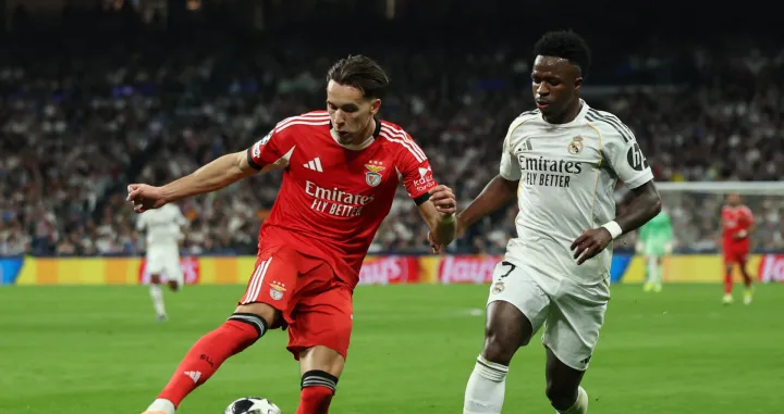 Soccer Football - UEFA Champions League - Play Off - Second Leg - Real Madrid v Benfica - Santiago Bernabeu, Madrid, Spain - February 25, 2026 Real Madrid's Vinicius Junior in action with Benfica's Amar Dedic REUTERS/Violeta Santos Moura/Foto: Violeta Santos Moura