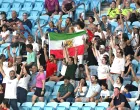 An Iranian flag is displayed by fans during the AFC Women's Asian Cup Group A match between South Korea and Iran at Robina Stadium on the Gold Coast, Australia, March 2, 2026. AAP/Dave Hunt via REUTERS ATTENTION EDITORS - THIS IMAGE WAS PROVIDED BY A THIRD PARTY. NO RESALES. NO ARCHIVE. AUSTRALIA OUT. NEW ZEALAND OUT. NO COMMERCIAL OR EDITORIAL SALES IN NEW ZEALAND. NO COMMERCIAL OR EDITORIAL SALES IN AUSTRALIA./Foto: Dave Hunt