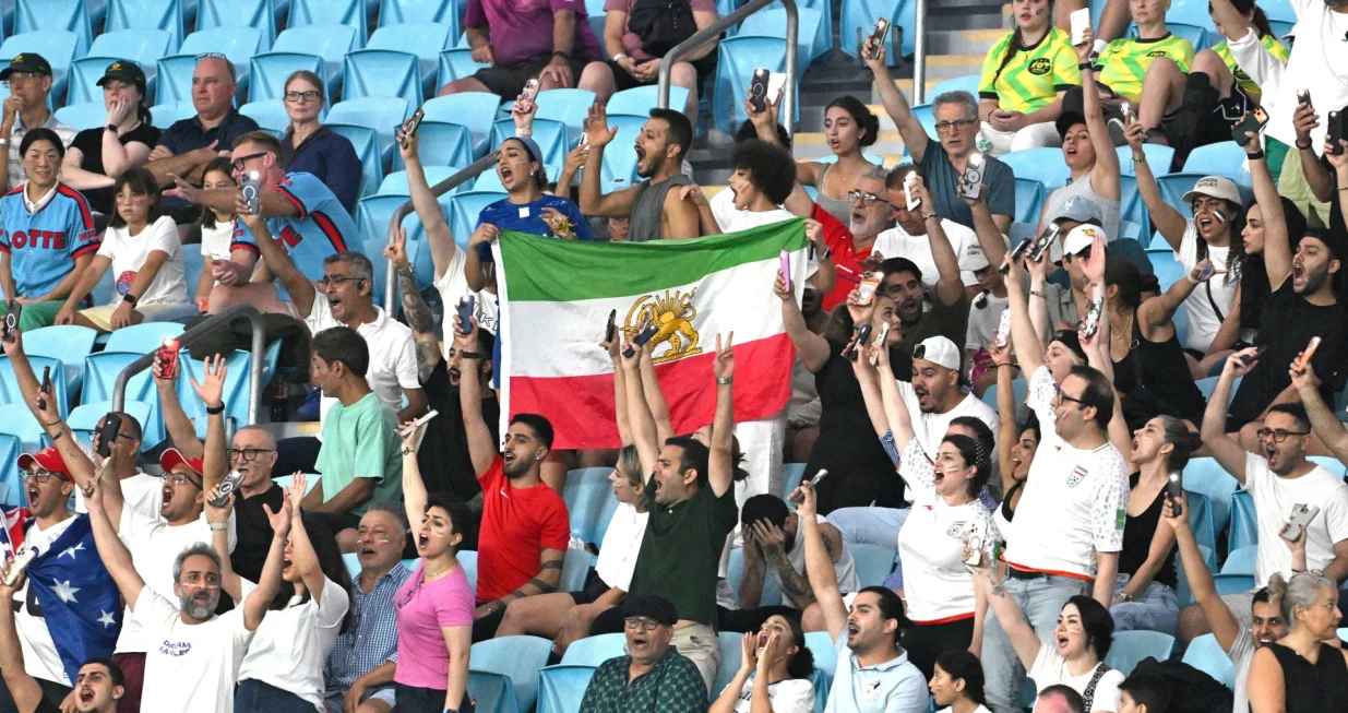 An Iranian flag is displayed by fans during the AFC Women's Asian Cup Group A match between South Korea and Iran at Robina Stadium on the Gold Coast, Australia, March 2, 2026. AAP/Dave Hunt via REUTERS ATTENTION EDITORS - THIS IMAGE WAS PROVIDED BY A THIRD PARTY. NO RESALES. NO ARCHIVE. AUSTRALIA OUT. NEW ZEALAND OUT. NO COMMERCIAL OR EDITORIAL SALES IN NEW ZEALAND. NO COMMERCIAL OR EDITORIAL SALES IN AUSTRALIA./Foto: Dave Hunt