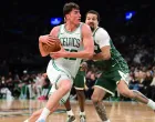 Feb 1, 2026; Boston, Massachusetts, USA; Boston Celtics center Luka Garza (52) drives to the basket while Milwaukee Bucks guard Cole Anthony (50) defends during the second half at TD Garden. Mandatory Credit: Bob DeChiara-Imagn Images/Foto: Bob Dechiara