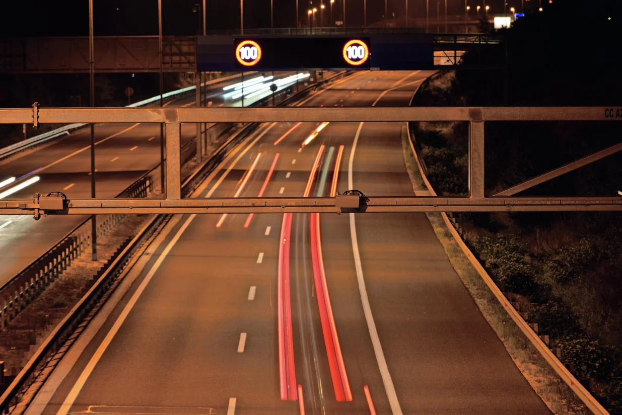 Promjenjivom prometnom signalizacijom na portalima ograničenja brzine prilagođavaju se trenutačnim uvjetima na cesti/Miran Kambić